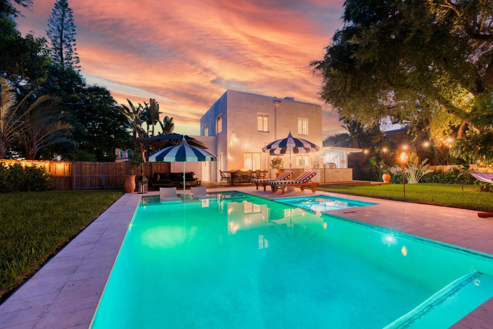 Stunning Historic With Jacuzzi Heated Pool And Style Backyard Villa Miami