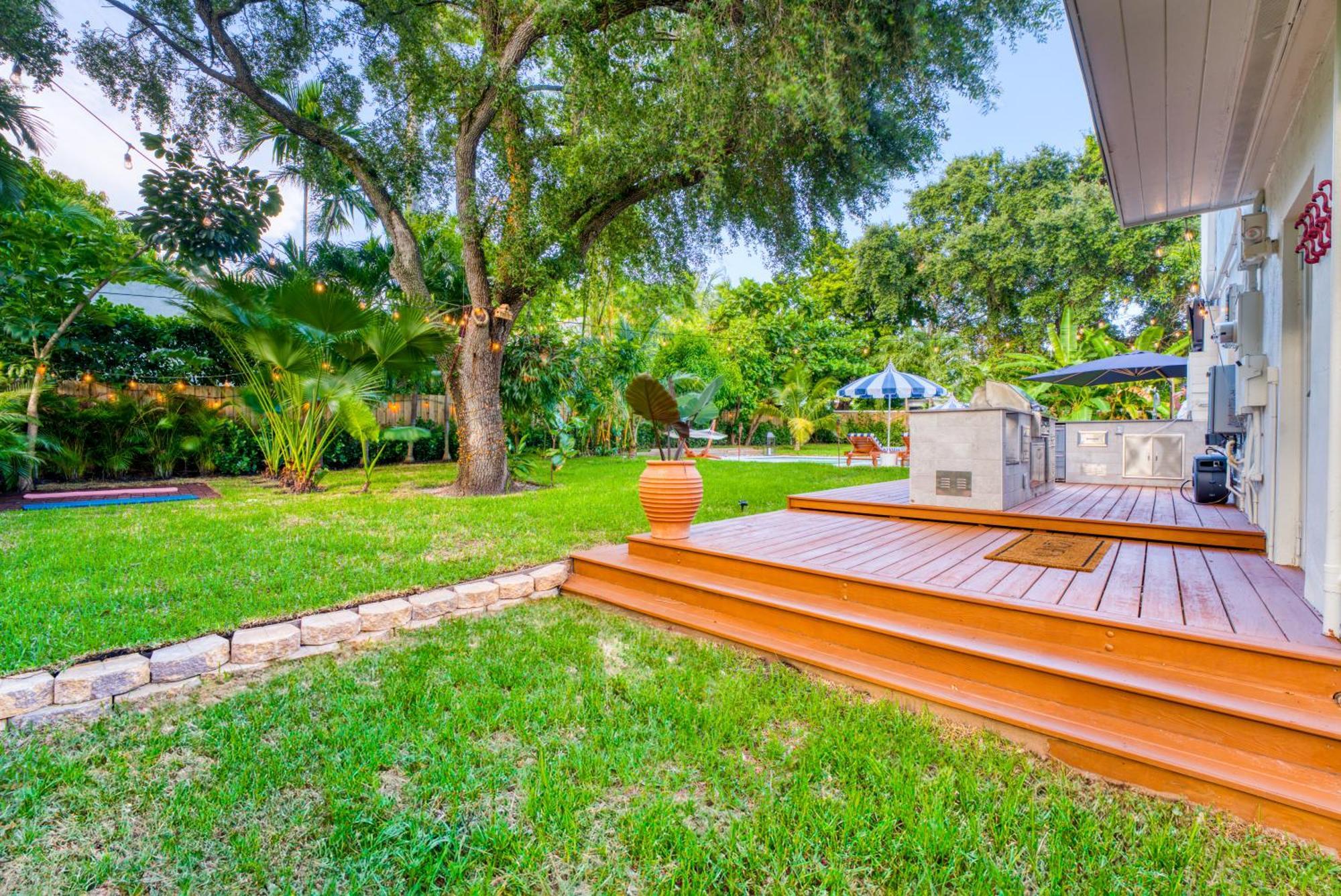 Stunning Historic With Jacuzzi Heated Pool And Style Backyard Villa