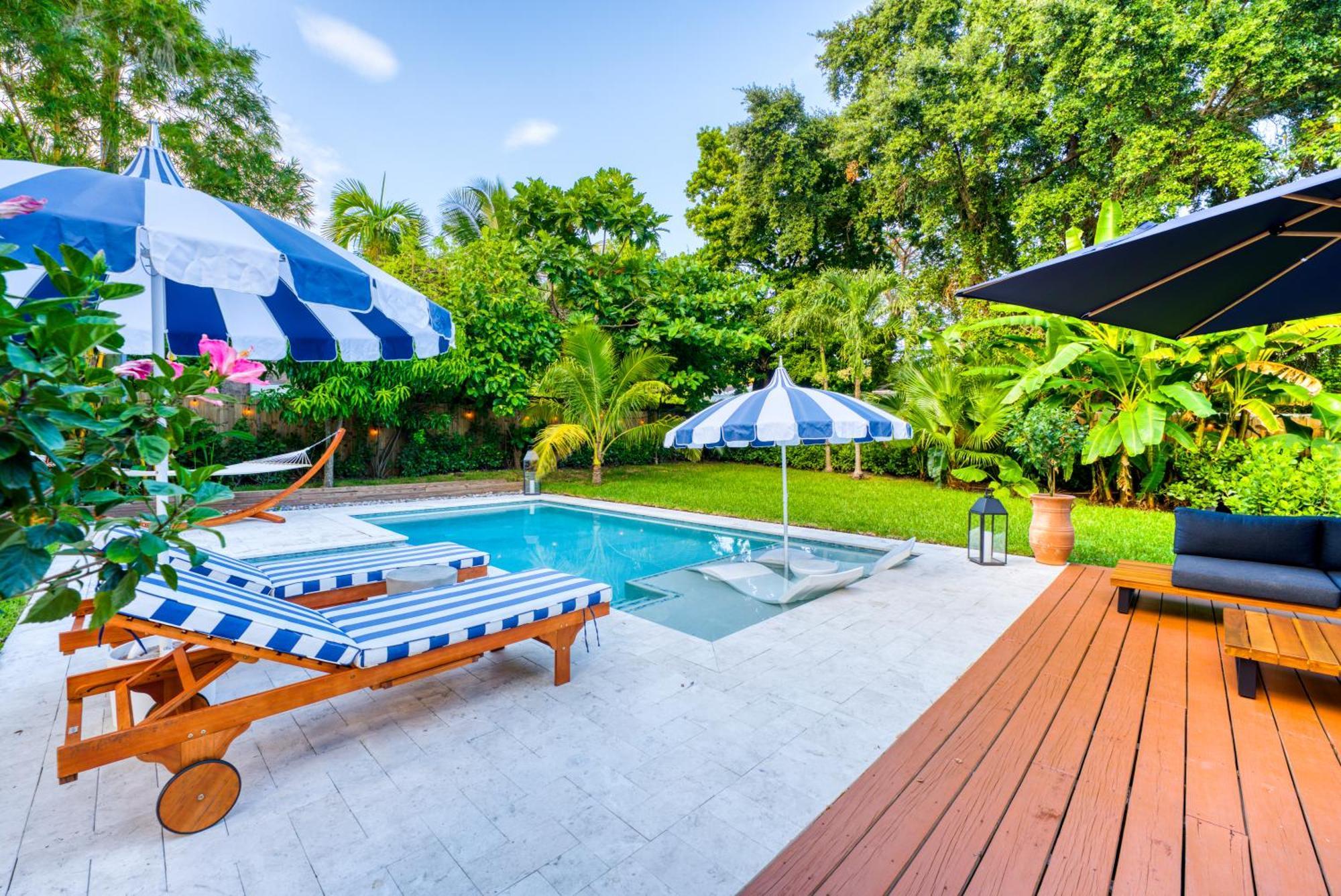 Stunning Historic With Jacuzzi Heated Pool And Style Backyard Villa *