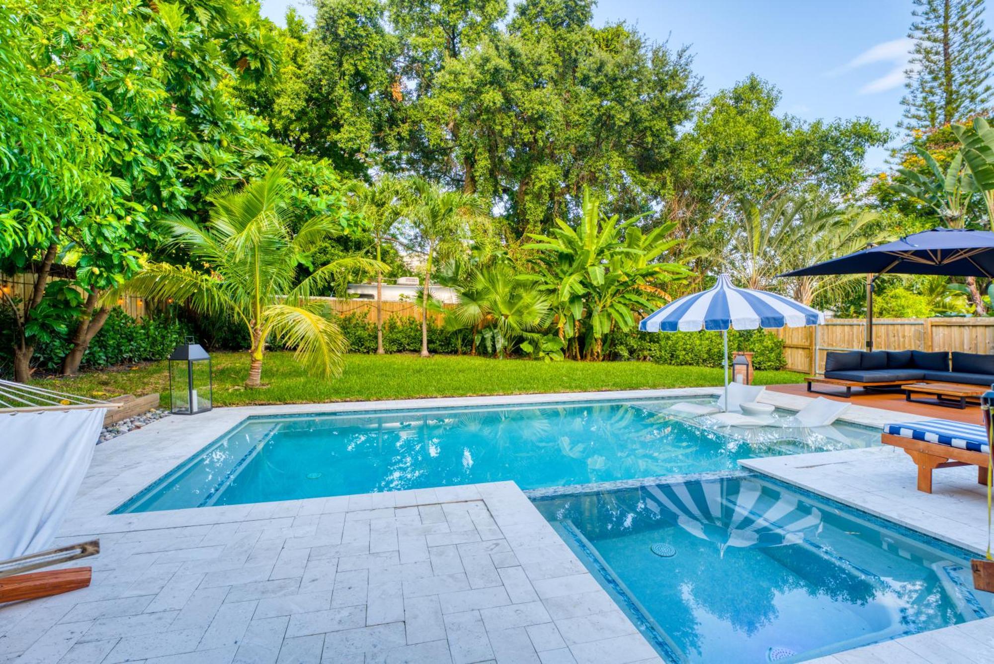 Stunning Historic With Jacuzzi Heated Pool And Style Backyard Villa *