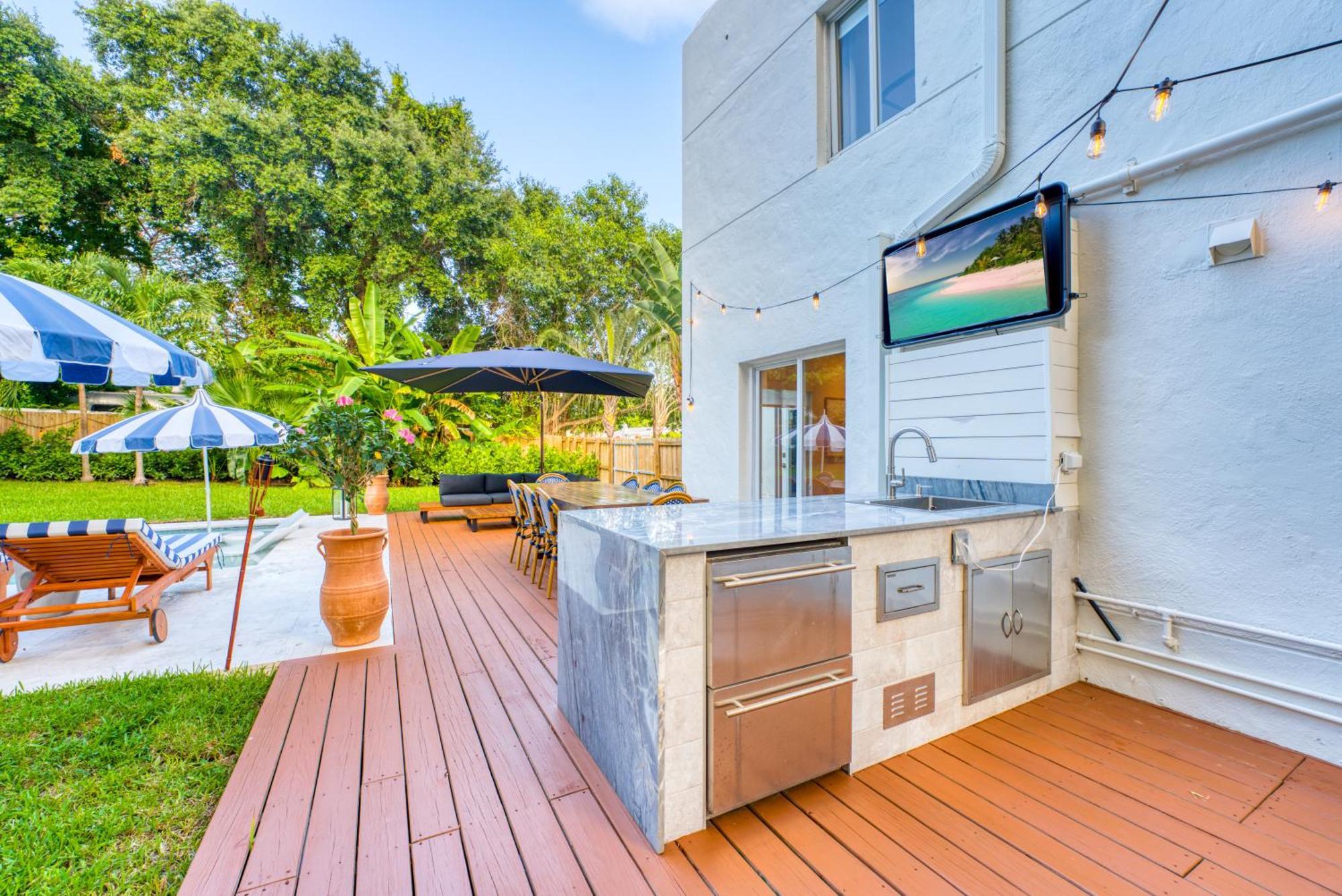 Villa Stunning Historic With Jacuzzi Heated Pool And Style Backyard Miami