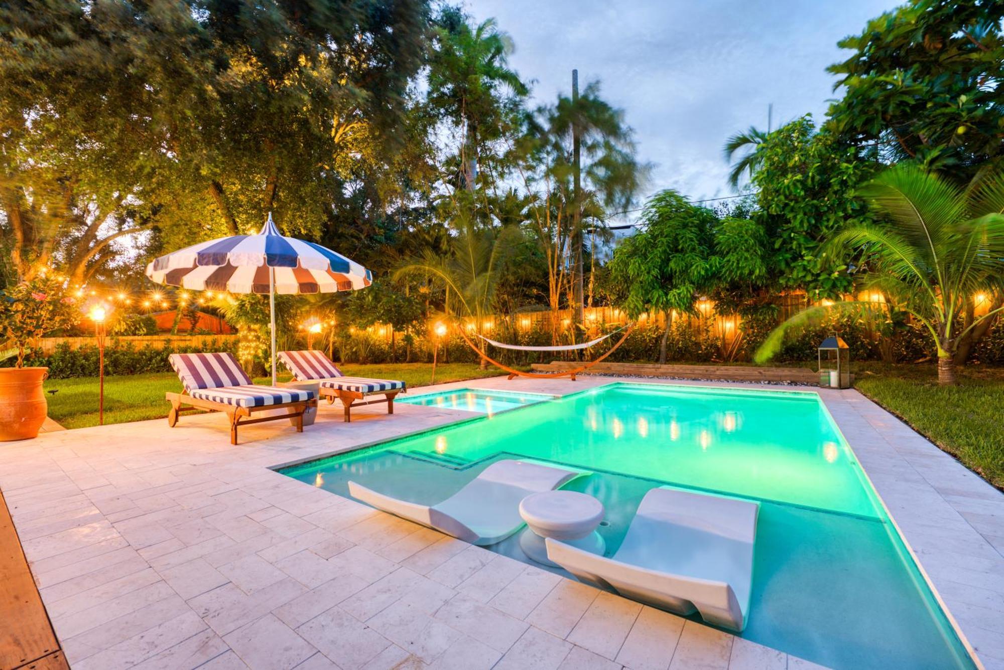 Stunning Historic With Jacuzzi Heated Pool And Style Backyard Villa Miami