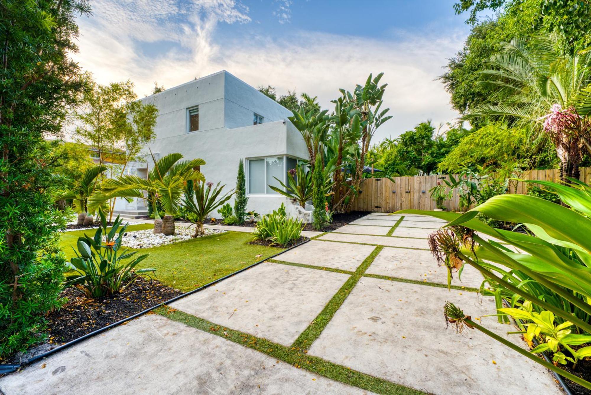 Villa Stunning Historic With Jacuzzi Heated Pool And Style Backyard
