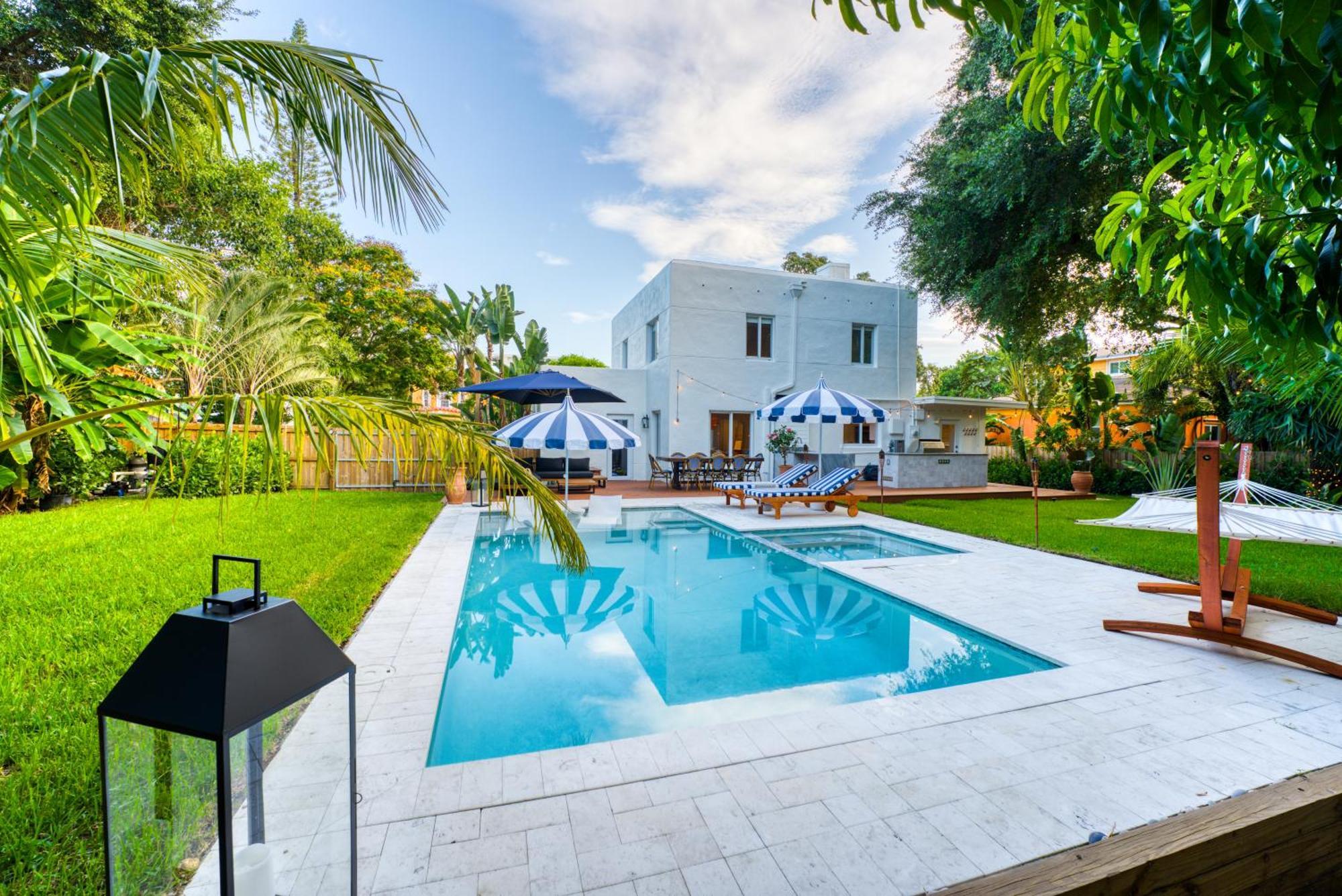 Stunning Historic With Jacuzzi Heated Pool And Style Backyard Villa