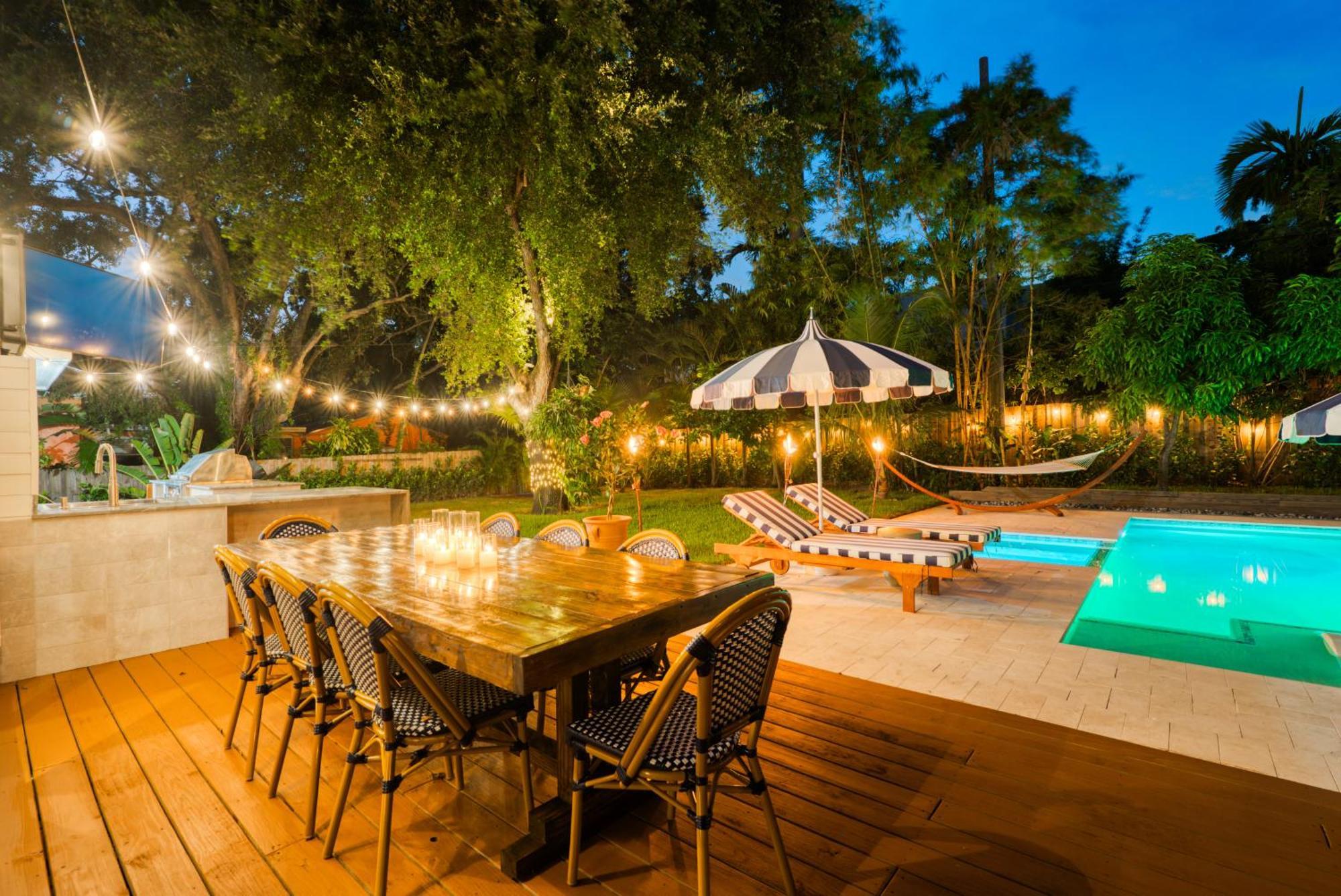 Stunning Historic With Jacuzzi Heated Pool And Style Backyard Villa Miami