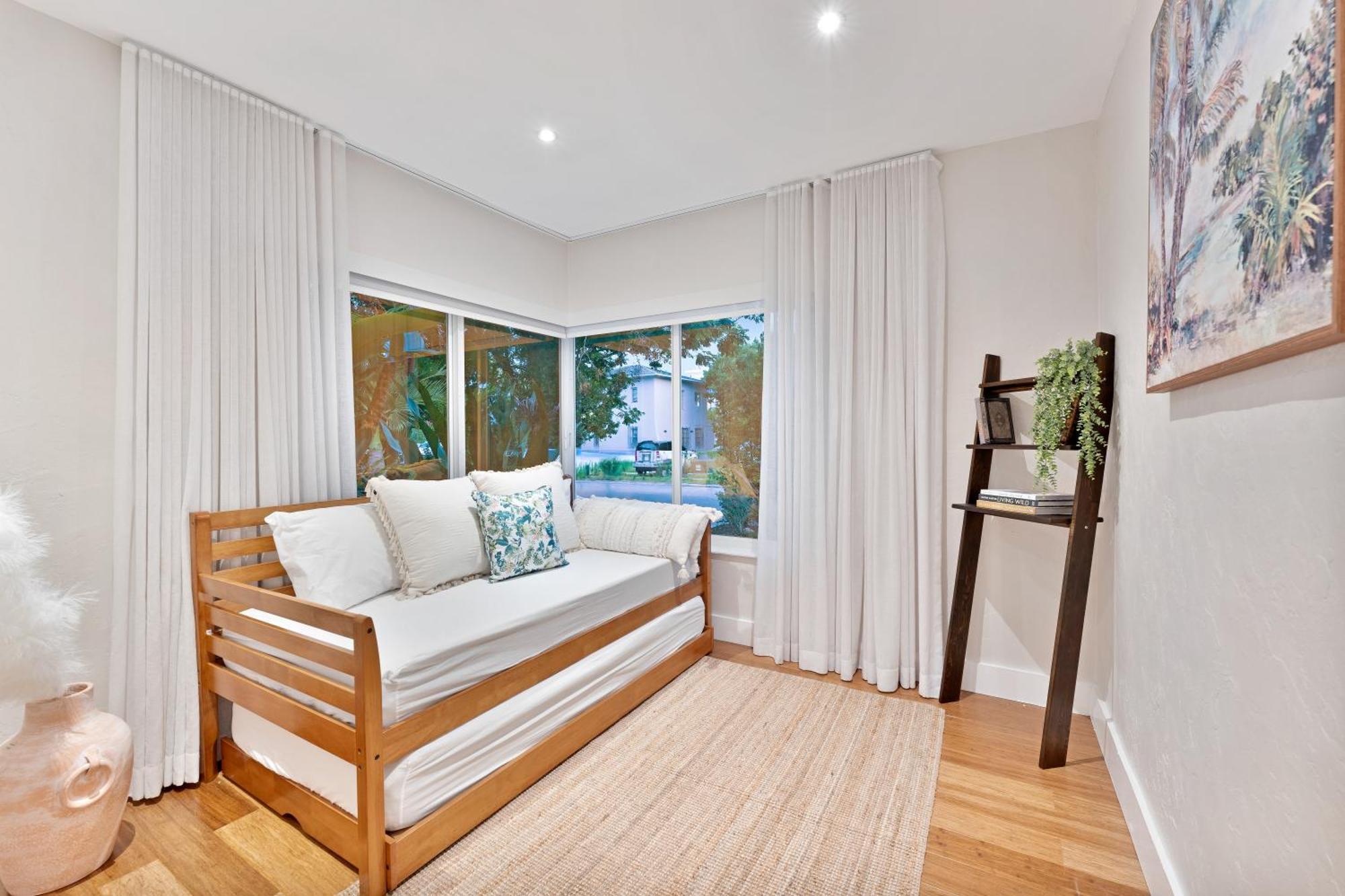 Stunning Historic With Jacuzzi Heated Pool And Style Backyard Villa