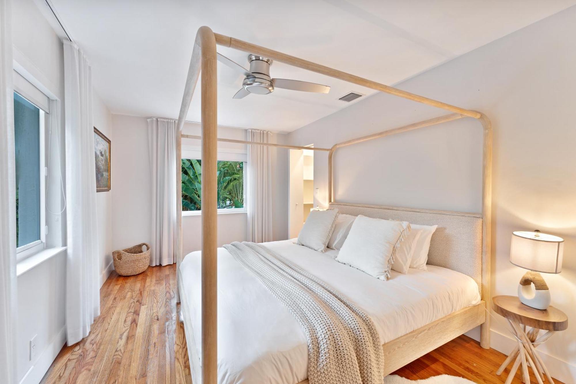 Stunning Historic With Jacuzzi Heated Pool And Style Backyard Villa Miami