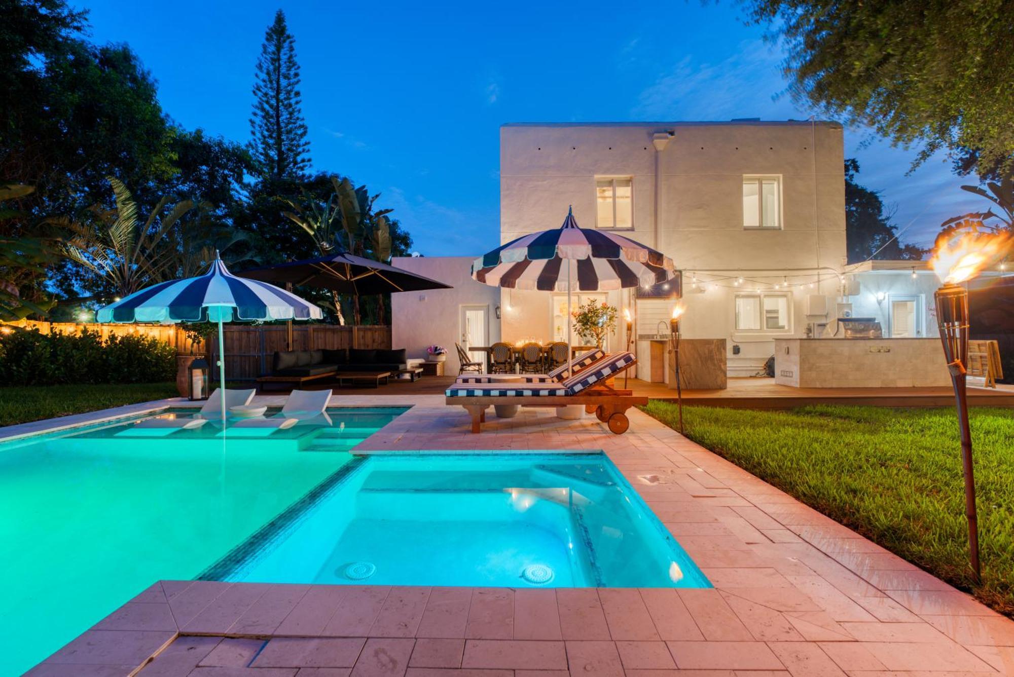 Stunning Historic With Jacuzzi Heated Pool And Style Backyard *
