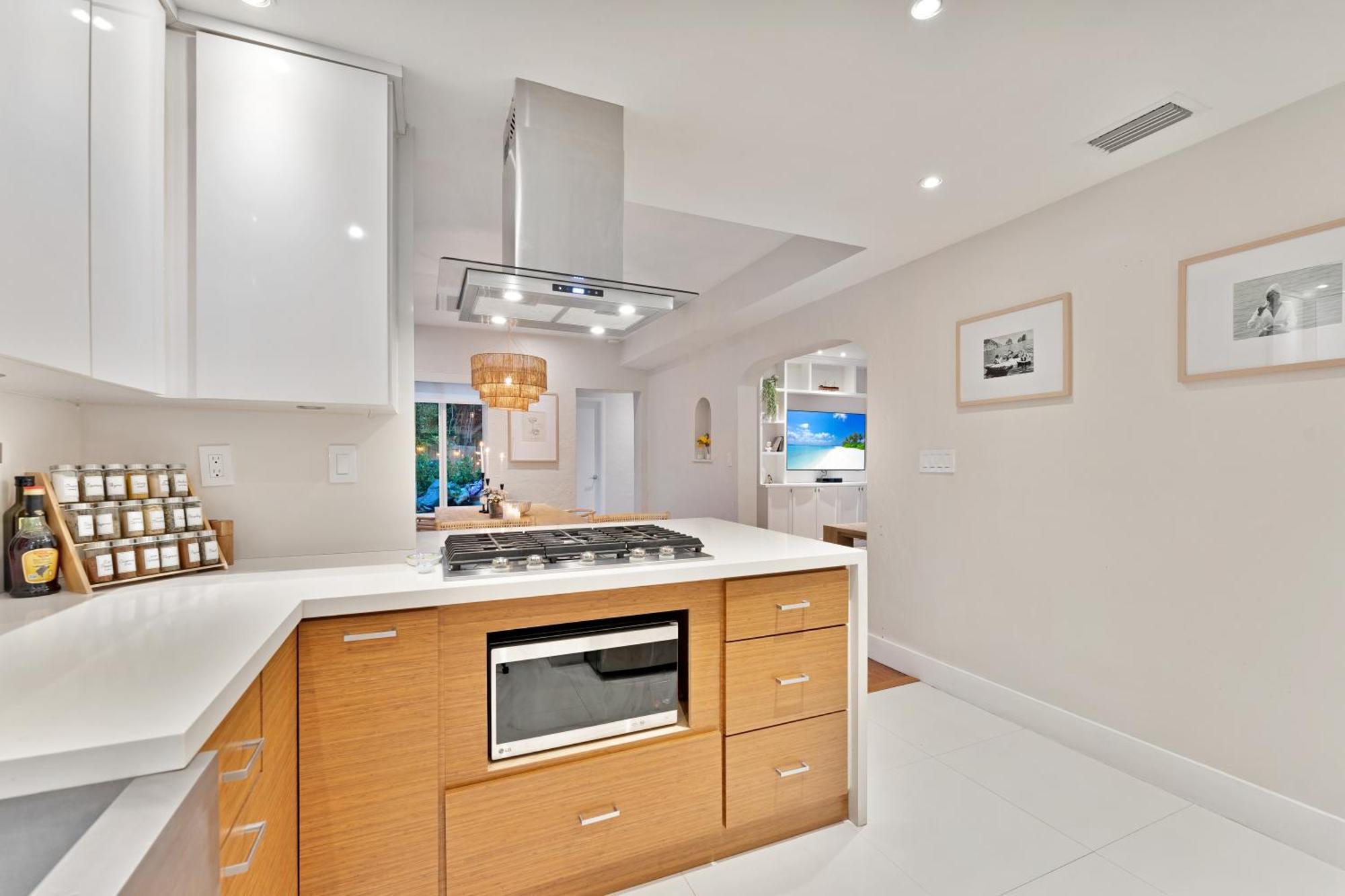 Stunning Historic With Jacuzzi Heated Pool And Style Backyard *